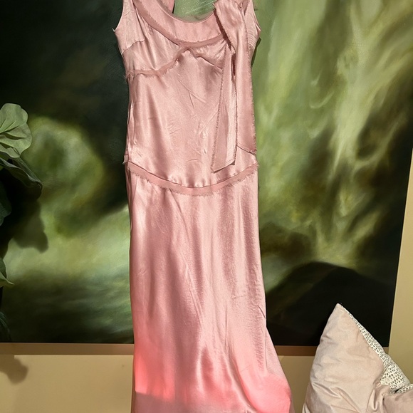 Vera Wang vintage. Delicate flutter details. - Picture 1 of 16